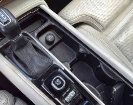 Білий Вольво ХС90, об'ємом двигуна 2 л та пробігом 47 тис. км за 18900 $, фото 7 на Automoto.ua