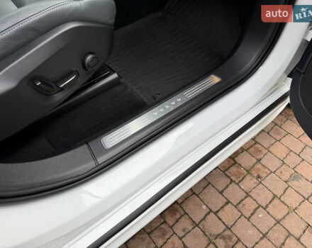 Белый Вольво ХС90, объемом двигателя 2 л и пробегом 145 тыс. км за 38400 $, фото 162 на Automoto.ua