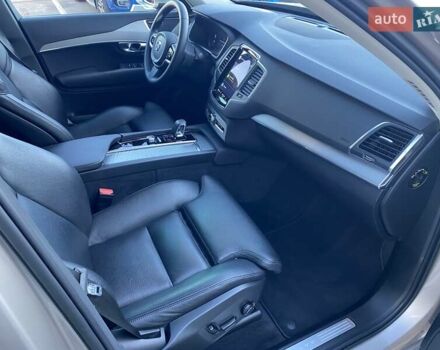 Вольво ХС90 2022 в Киеве на Automoto.ua Бежевый Вольво ХС90, объемом двигателя 1.97 л и пробегом 75 тыс. км за 47736 $, фото 17 на Automoto.ua