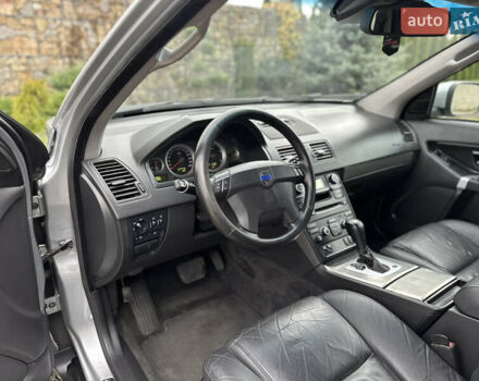 Сірий Вольво ХС90, об'ємом двигуна 2.4 л та пробігом 240 тис. км за 15999 $, фото 50 на Automoto.ua