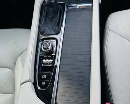 Серый Вольво ХС90, объемом двигателя 1.97 л и пробегом 184 тыс. км за 32999 $, фото 1 на Automoto.ua