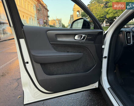Белый Вольво C40 Recharge, объемом двигателя 0 л и пробегом 31 тыс. км за 34500 $, фото 43 на Automoto.ua