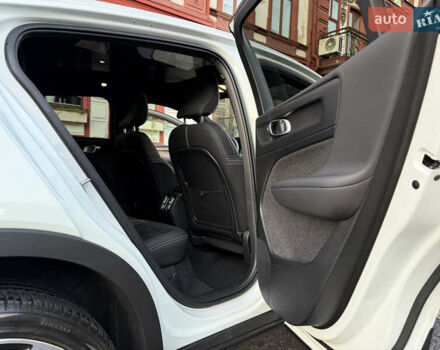 Белый Вольво C40 Recharge, объемом двигателя 0 л и пробегом 31 тыс. км за 34500 $, фото 58 на Automoto.ua