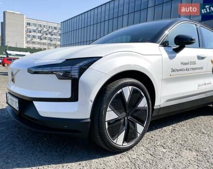 Білий Вольво EX30, об'ємом двигуна 0 л та пробігом 2 тис. км за 44077 $, фото 2 на Automoto.ua