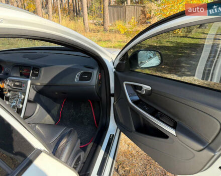 Білий Вольво V60 Cross Country, об'ємом двигуна 2.5 л та пробігом 99 тис. км за 17300 $, фото 12 на Automoto.ua