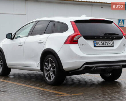 Белый Вольво V60 Cross Country, объемом двигателя 2.5 л и пробегом 144 тыс. км за 16400 $, фото 4 на Automoto.ua