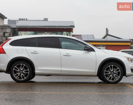 Белый Вольво V60 Cross Country, объемом двигателя 2.5 л и пробегом 144 тыс. км за 16400 $, фото 1 на Automoto.ua