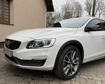 Белый Вольво V60 Cross Country, объемом двигателя 2.4 л и пробегом 54 тыс. км за 22500 $, фото 1 на Automoto.ua