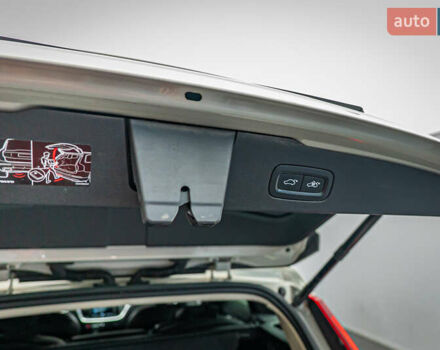 Белый Вольво V60 Cross Country, объемом двигателя 2 л и пробегом 199 тыс. км за 27439 $, фото 7 на Automoto.ua