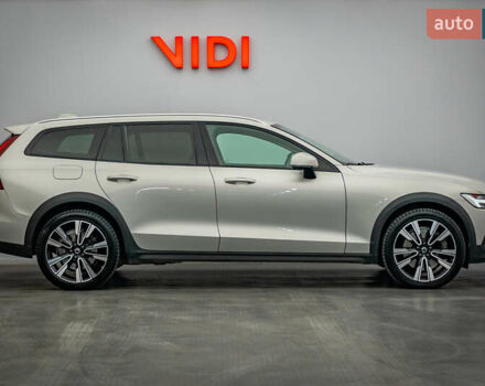 Белый Вольво V60 Cross Country, объемом двигателя 2 л и пробегом 199 тыс. км за 27439 $, фото 3 на Automoto.ua