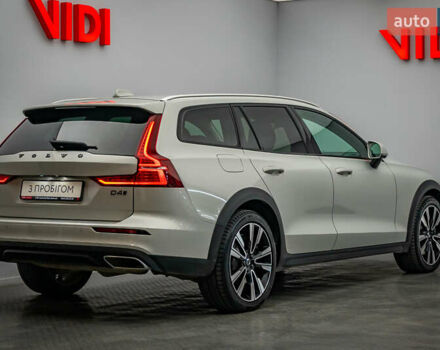 Белый Вольво V60 Cross Country, объемом двигателя 2 л и пробегом 199 тыс. км за 27439 $, фото 1 на Automoto.ua