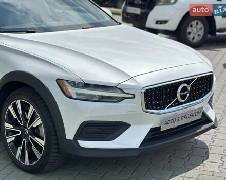 Белый Вольво V60 Cross Country, объемом двигателя 1.97 л и пробегом 60 тыс. км за 32999 $, фото 3 на Automoto.ua