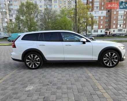 Белый Вольво V60 Cross Country, объемом двигателя 1.97 л и пробегом 60 тыс. км за 34500 $, фото 2 на Automoto.ua