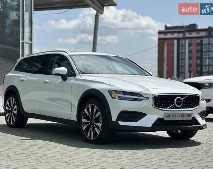 Белый Вольво V60 Cross Country, объемом двигателя 1.97 л и пробегом 60 тыс. км за 32999 $, фото 1 на Automoto.ua