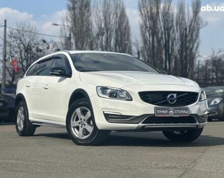 Белый Вольво V60 Cross Country, объемом двигателя 2 л и пробегом 194 тыс. км за 16900 $, фото 1 на Automoto.ua