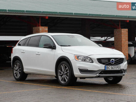 Белый Вольво V60 Cross Country, объемом двигателя 2.5 л и пробегом 144 тыс. км за 16400 $, фото 1 на Automoto.ua