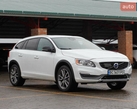 Белый Вольво V60 Cross Country, объемом двигателя 2.5 л и пробегом 144 тыс. км за 16400 $, фото 1 на Automoto.ua