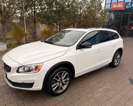 Белый Вольво V60 Cross Country, объемом двигателя 2 л и пробегом 144 тыс. км за 18500 $, фото 1 на Automoto.ua