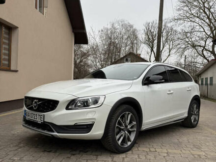 Белый Вольво V60 Cross Country, объемом двигателя 2.4 л и пробегом 54 тыс. км за 22500 $, фото 1 на Automoto.ua