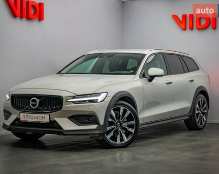 Белый Вольво V60 Cross Country, объемом двигателя 2 л и пробегом 199 тыс. км за 27439 $, фото 1 на Automoto.ua