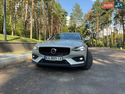 Вольво V60 Cross Country 2019 у Києві на Automoto.ua Білий Вольво V60 Cross Country, об'ємом двигуна 2 л та пробігом 196 тис. км за 33000 $, фото 1 на Automoto.ua