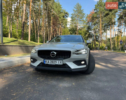 Белый Вольво V60 Cross Country, объемом двигателя 2 л и пробегом 196 тыс. км за 33000 $, фото 1 на Automoto.ua
