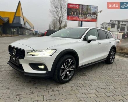 Белый Вольво V60 Cross Country, объемом двигателя 1.97 л и пробегом 37 тыс. км за 33500 $, фото 1 на Automoto.ua