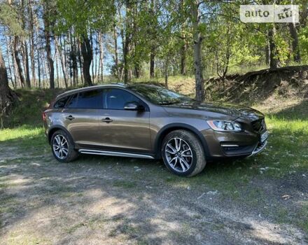 Коричневый Вольво V60 Cross Country, объемом двигателя 2.5 л и пробегом 97 тыс. км за 19900 $, фото 1 на Automoto.ua