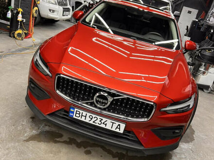 Вольво V60 Cross Country 2019 у Києві на Automoto.ua Червоний Вольво V60 Cross Country, об'ємом двигуна 1.97 л та пробігом 31 тис. км за 35000 $, фото 1 на Automoto.ua