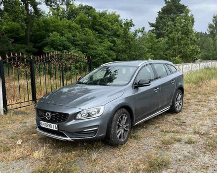 Серый Вольво V60 Cross Country, объемом двигателя 2.4 л и пробегом 172 тыс. км за 20500 $, фото 1 на Automoto.ua