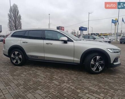 Серый Вольво V60 Cross Country, объемом двигателя 1.97 л и пробегом 98 тыс. км за 34900 $, фото 2 на Automoto.ua