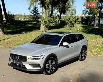 Серый Вольво V60 Cross Country, объемом двигателя 1.97 л и пробегом 11 тыс. км за 43500 $, фото 2 на Automoto.ua