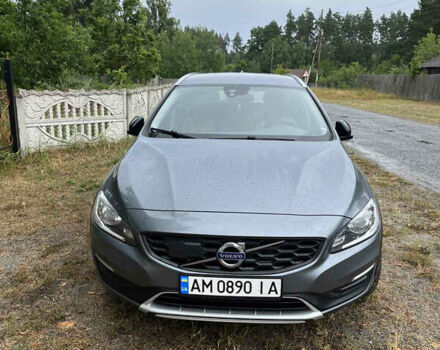 Серый Вольво V60 Cross Country, объемом двигателя 2.4 л и пробегом 172 тыс. км за 20500 $, фото 1 на Automoto.ua