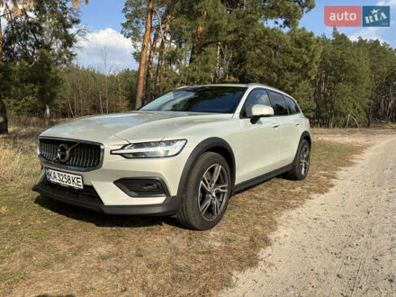 Вольво V60 Cross Country 2019 в Киеве на Automoto.ua Серый Вольво V60 Cross Country, объемом двигателя 1.97 л и пробегом 105 тыс. км за 34000 $, фото 1 на Automoto.ua