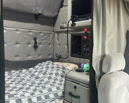 Желтый Вольво VNL 660, объемом двигателя 12.1 л и пробегом 1000 тыс. км за 25500 $, фото 45 на Automoto.ua