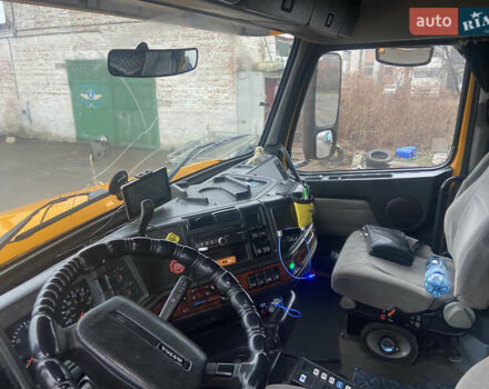 Желтый Вольво VNL 660, объемом двигателя 12.1 л и пробегом 1000 тыс. км за 25500 $, фото 46 на Automoto.ua