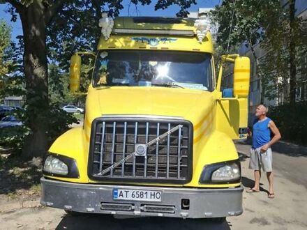 Вольво VNL 660 2000 у Івано-Франківську на Automoto.ua Жовтий Вольво VNL 660, об'ємом двигуна 12.9 л та пробігом 1 тис. км за 10000 $, фото 1 на Automoto.ua