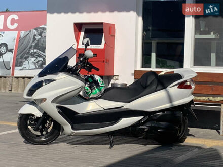 Ямаха Majesty 250 2007 в Одессе на Automoto.ua Белый Ямаха Majesty 250, объемом двигателя 0.25 л и пробегом 40 тыс. км за 4000 $, фото 1 на Automoto.ua