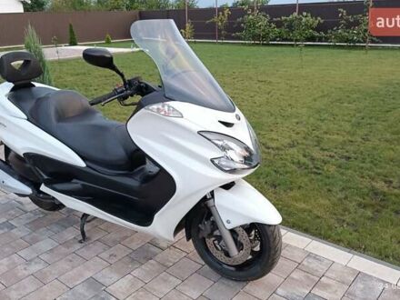 Ямаха Majesty 400 2011 в Коломые на Automoto.ua Белый Ямаха Majesty 400, объемом двигателя 0.4 л и пробегом 19 тыс. км за 3950 $, фото 1 на Automoto.ua