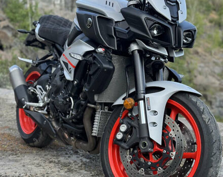 Серый Ямаха MT-10, объемом двигателя 1 л и пробегом 5 тыс. км за 12900 $, фото 2 на Automoto.ua