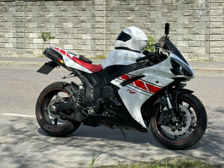 Ямаха YZF R1 2008 у Києві на Automoto.ua Білий Ямаха YZF R1, об'ємом двигуна 1 л та пробігом 33 тис. км за 8000 $, фото 1 на Automoto.ua