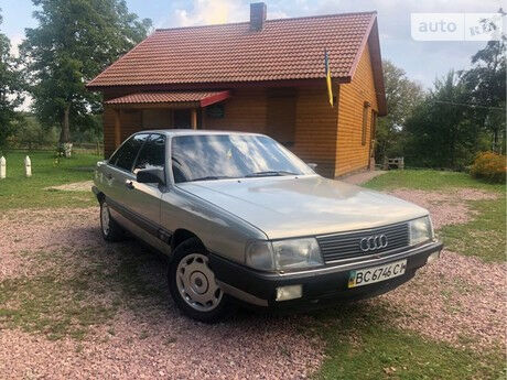 Ауди 100 1985 року Audi 100 1985 року