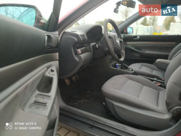 Ауди А4 1998 року Audi A4 1998 року