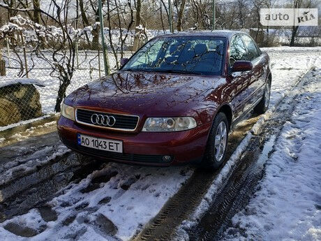 Ауди А4 1999 року Audi A4 1999 року