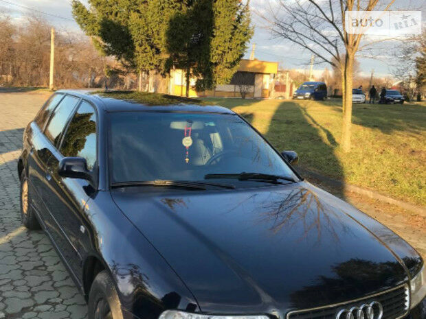 Ауди А4 2000 року Audi A4 2000 року