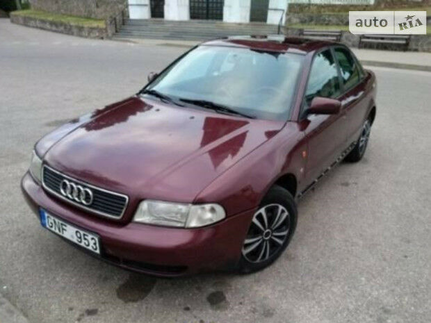Ауди А4 1996 року Audi A4 1996 року