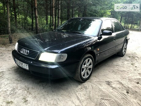 Ауди А6 1996 року Audi A6 1996 року