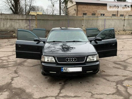 Ауди А6 1995 року Audi A6 1995 року