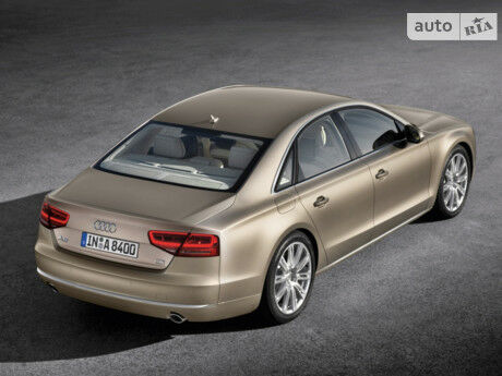 Audi A8 2011 года