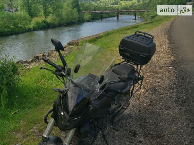 Bajaj Dominar 2020 року